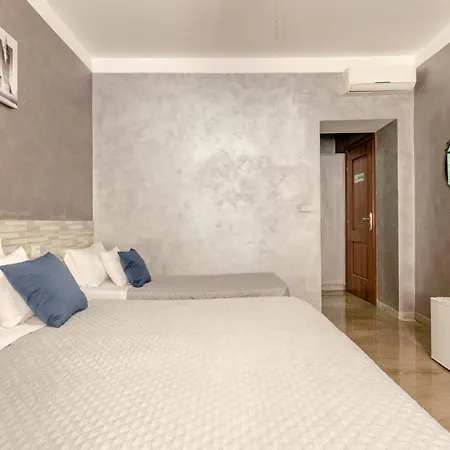 Unique Affittacamere 3*